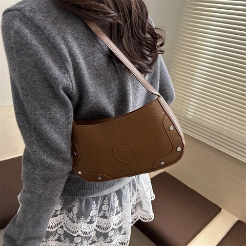 Bolso de Axila para Mujer de Cuero PU con Patrón de Cocodrilo Retro Parche de Corazón Bolso Baguette Remaches de Plata para Diario