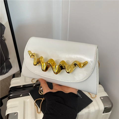 Fashion Wavy Metal Decor PU Patent Leather Crossbody Bag For Women Artistic Gold Chain Shoulder Evening Satchel Party Bag