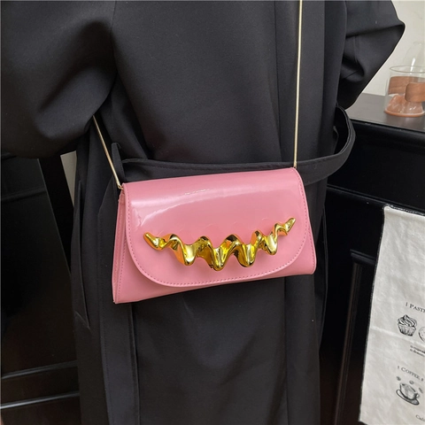 Fashion Wavy Metal Decor PU Patent Leather Crossbody Bag For Women Artistic Gold Chain Shoulder Evening Satchel Party Bag