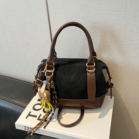 Sac Bandoulière Rétro en Cuir PU Mat pour Femmes Sac Oreiller de Couleur Contrastée Petit Sac à Main Boston Carré Avec Pendentif Ours
