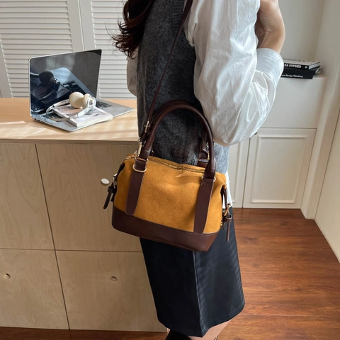 Sac Bandoulière Rétro en Cuir PU Mat pour Femmes Sac Oreiller de Couleur Contrastée Petit Sac à Main Boston Carré Avec Pendentif Ours