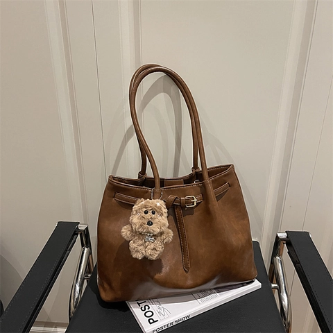 Sac Cabas Femme Grande Capacité en Cuir PU Tendance Urbaine Sac à Épaule Minimaliste Avec Pendentif Ours en Peluche Quotidien