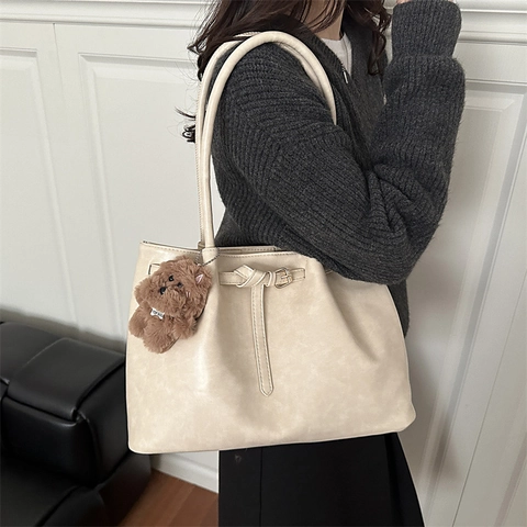 Sac Cabas Femme Grande Capacité en Cuir PU Tendance Urbaine Sac à Épaule Minimaliste Avec Pendentif Ours en Peluche Quotidien