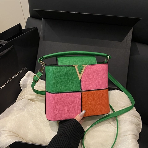 Sac Seau en Cuir PU à Couleurs Épissées pour Femmes Sac à Bandoulière Texture Mode avec Boucle Métallique V pour Sac à Main