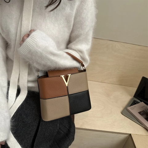 Sac Seau en Cuir PU à Couleurs Épissées pour Femmes Sac à Bandoulière Texture Mode avec Boucle Métallique V pour Sac à Main