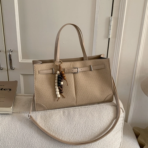 Sac Fourre-tout Rétro en Cuir PU à Texture Tissée pour Femmes Sac à Bandoulière Grande Capacité Avec Pendentif Sac à Épaule Mode