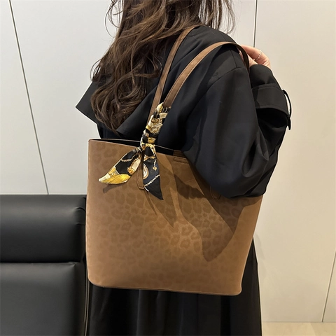 Modische Damen Einkaufstasche mit Leopardenmuster Große Kapazität Kunstleder Schultertasche mit Dekorativem Schal Pendlertasche