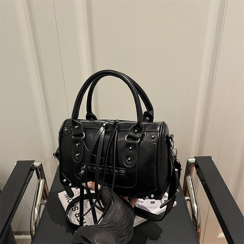 Damen Vintage PU Leder Boston Tasche Nieten Quasten Motorrad Umhängetasche Mode Handtasche Retro Schultertasche Henkeltasche