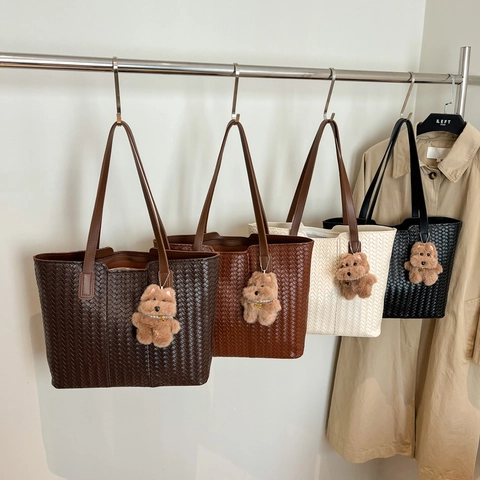 Damen Große Kapazität Gewebte Tragetasche Retro PU Leder Umhängetasche Mit Plüsch Anhänger Minimalistische Mode Lässige Pendler Handtasche
