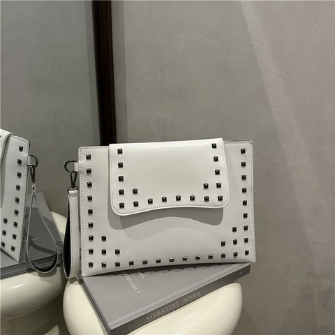 Bolso De Mano Tipo Sobre De Cuero PU Con Remaches Vintage Para Mujer Estilo Punk Bolso Grande Con Correa De Muñeca Cierre Magnético