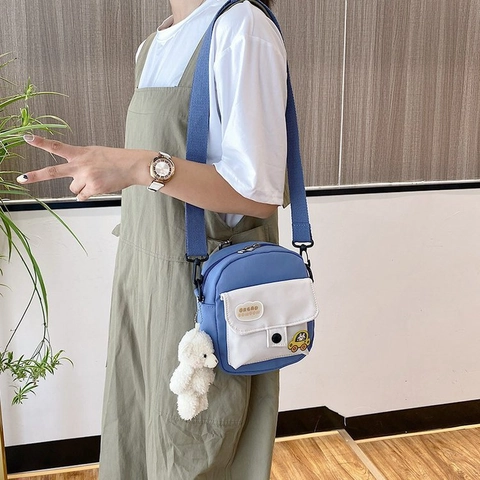 Bolso Bandolera Lindo de Lona de Nailon para Mujer Color de Contraste Bordado de Dibujos Animados Bolso de Hombro Pequeño Con Colgante de Osito