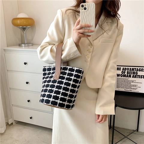 Large Capacity Tweed Plaid Bucket Bag For Women Vintage Woven Handbag With Brown Leather Handle Casual Tote Shoulder Bag
