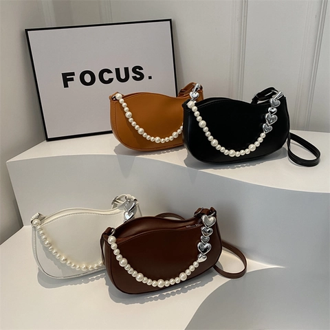 Bolso Hobo de Cuero PU para Mujer Con Cadena de Perlas Artificiales y Colgantes de Corazón Plateados Bolso de Hombro Cuadrado
