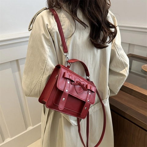 Sac à Épaule Rétro Femme en Cuir PU Cœur Nœud Papillon Rivet Petit Sac Carré en Forme de Cœur Sac Bandoulière Sac à Dos