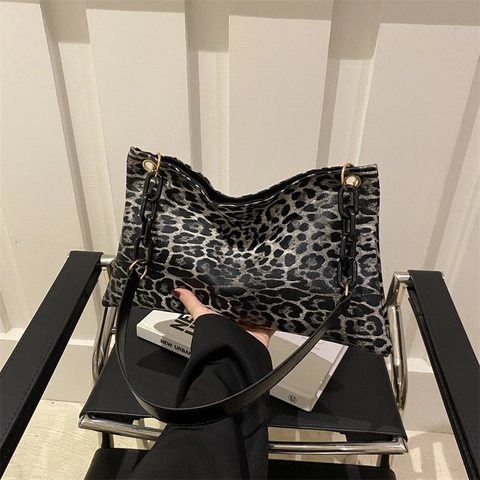 Bolso de Axila con Estampado de Leopardo para Mujer Cuero PU Gran Capacidad Bolso de Hombro Con Cadena de Acrílico Ámbar