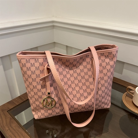Vintage Monogram M Letter Print Tote Bag Για Γυναίκες Μεγάλης Χωρητικότητας PU Δερμάτινη Τσάντα Ώμου Με Μεταλλικό Μενταγιόν Τσάντα Μετακίνησης