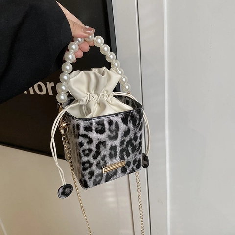 Trendige Leopardenmuster Mini Schultertasche Mit Künstliche Perlen Griff Goldene Kette Damen Kordelzug Kleine Quadratische Tasche