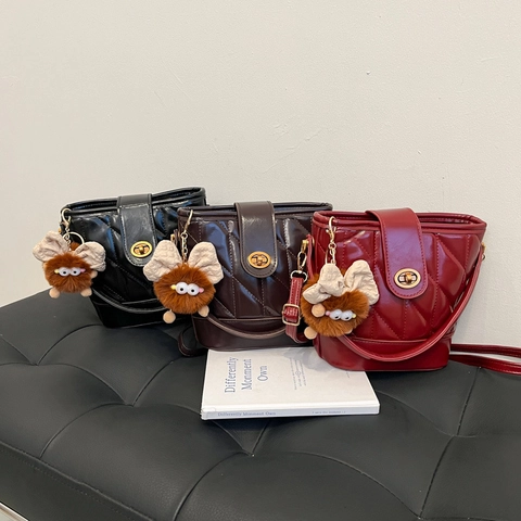 Fashion Quilted Rhombic Bucket Bag For Women Glossy PU Leather Handbag With Plush Monster Pendant Twist Lock Shoulder Bag