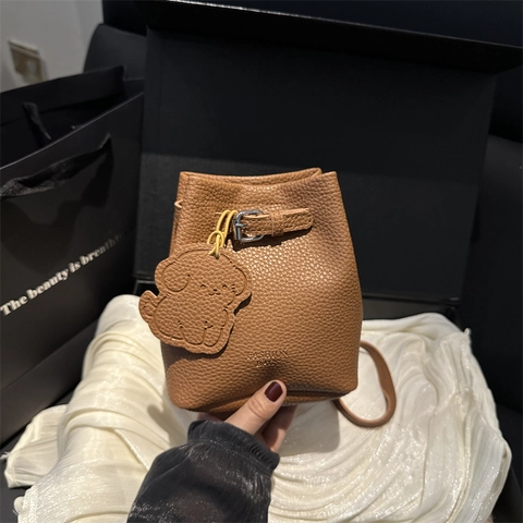 Bolso Cubo Mini de Cuero PU con Patrón de Lichi Minimalista para Mujer Bolso de Hombro Cruzado Vintage con Colgante de Animal