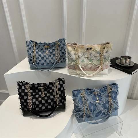 Bolso Tote de Lona Denim para Mujer con Estrellas y Cuadrícula Borde Deshilachado Gran Capacidad Cadena Dorada Bolso de Hombro Street Style con Colgante de Ciervo