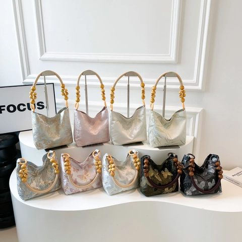 Neuer chinesischer Stil Schmetterling Stickerei Unterarmtasche für Damen Vintage Satin Eimer Handtasche mit Holzperlengriff