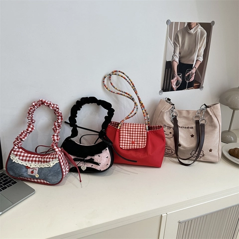 Damen Kawaii Tote Schulter Umhängetasche Nylon Canvas Denim Gingham Spitze Schleife Herzanhänger Bunter Riemen Retro Stil