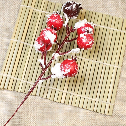 Ramo di Bacche Rosse Natalizie Artificiali Ramo di Bacche Innevate Bacche di Melograno in Schiuma Decorazione Invernale per la Casa