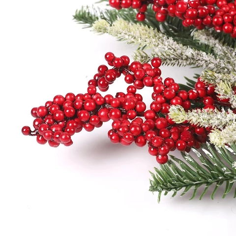 Couronne de Noël Artificielle avec Baies Rouges et Aiguilles de Pin Floconnées pour Porte d'Entrée Mur Décoration de Fête