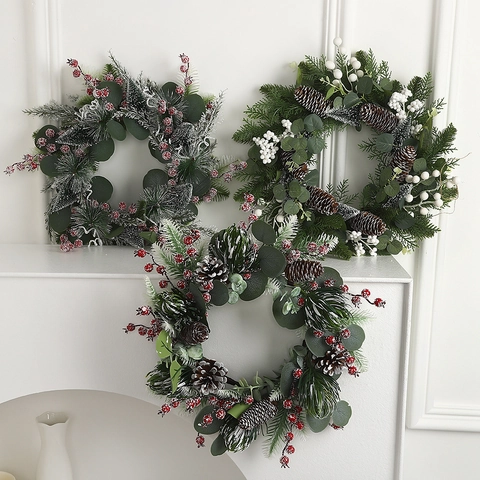 Künstlicher Weihnachtskranz Mit Roten Weißen Beeren Natürlichen Kiefernzapfen Schnee Kiefernadeln Eucalyptus Blatt Saisonale Feiertag Deko