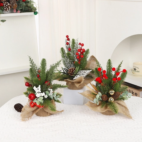 Mini Albero di Natale Artificiale Ornamento da Tavolo in Legno Plastica Ferro con Base in Tela di Sacco Bacche Decorazione Casa