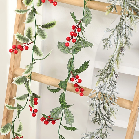 Ghirlanda Natalizia Artificiale con Bacche Foglie Verdi e Aghi di Pino Rattan per Casa Ufficio Festa Decorazione da Parete