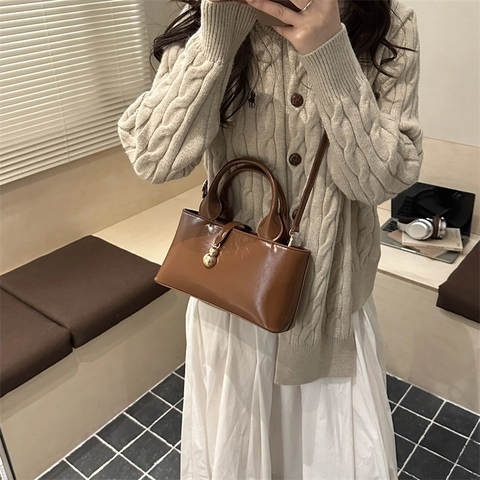Bolso Bandolera Vintage de Cuero PU para Mujer Color Sólido Colgante de Metal Bolso de Hombro Simple de Diario Oficina