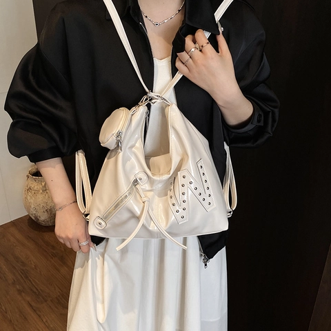 Nischendesign Glänzendes PU Leder Große Kapazität Hobo Rucksack Für Damen Nieten Buchstabe Mode Umhängetasche Mit Kleingeldfach