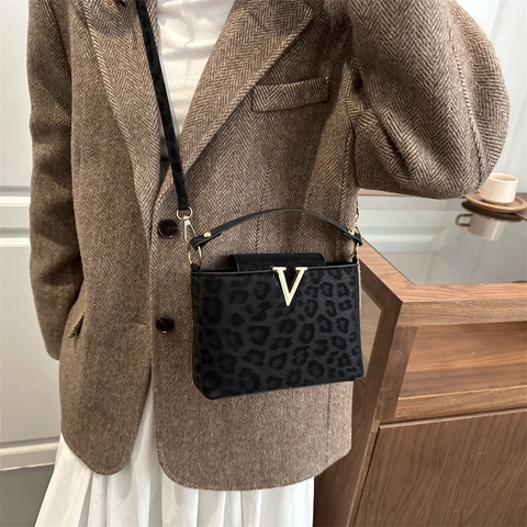 Damen Leopard Muster Veloursleder Umhängetasche Vintage Mode Handtasche Mit Metall V Dekor Kleine Quadratische Schultertasche