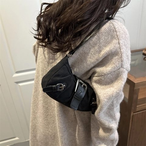 Damen Retro Distressed Wildlederimitat Unterarmtasche Große Metallschnalle Vintage Motorrad Schultertasche Pendler Tote Baguette Bag
