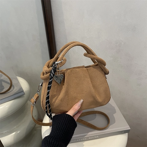 Borsa a Tracolla Vintage in Similpelle Scamosciata a Pieghe per Donna Con Ciondolo a Cuore Borsa a Mano Casual Versatile