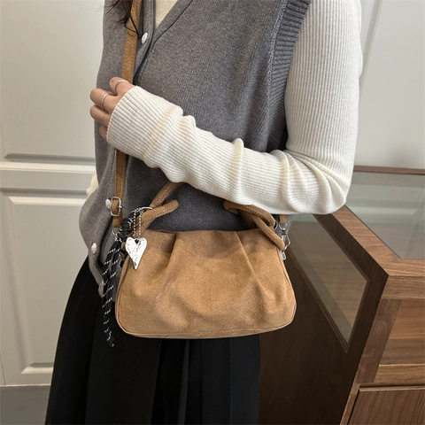 Sac Nuage Plissé en Suède pour Femmes Sac à Main Dumpling Floqué Mode Coréenne Minimaliste Sac à Bandoulière Avec Pendentif Cœur Fermoir Magnétique