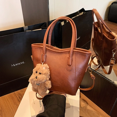 Bolso Cubo de Cuero PU Vintage para Mujer Bolso de Hombro de Moda Callejera de Alta Gama Con Colgante de Peluche Bolso Tote Diario