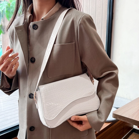 Women Crocodile Pattern PU Leather Shoulder Bag Fashion Underarm Bag Curved Flap Design Versatile Crossbody Bag Daily Use