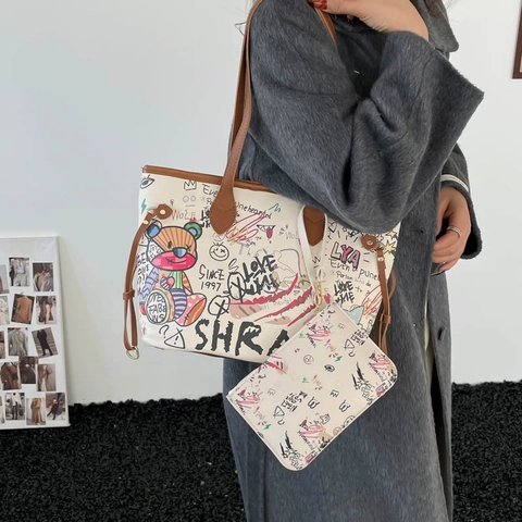 Mode Femmes Imprimé Graffiti Fourre-tout Et Pochette Ensemble Grande Capacité Sac à Épaule en Cuir PU Avec Motif d'Ours