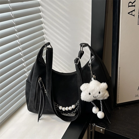 Sac à Épaule Hobo en Cuir PU pour Femmes Grande Capacité Couleur Unie Avec Chaîne de Künstliche Perles Pendentif Nuage en Peluche