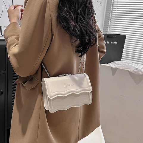 Borsa a Spalla da Donna Casual in Pelle PU Con Tracolla a Catena Metallica e Bordo Ondulato Borsa Quadrata Alla Moda Con Ciondolo a Sfera Decorativa