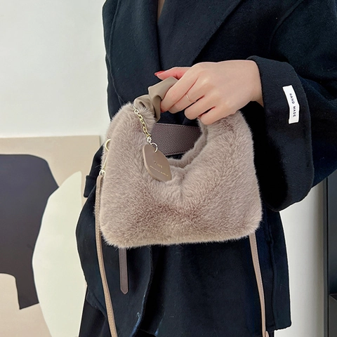 Damen Plüsch Kunstfell Hobo-Tasche Mit Plissiertem Ledergriff Buchstabenanhänger Herbst Winter Mode Umhängetasche Handtasche