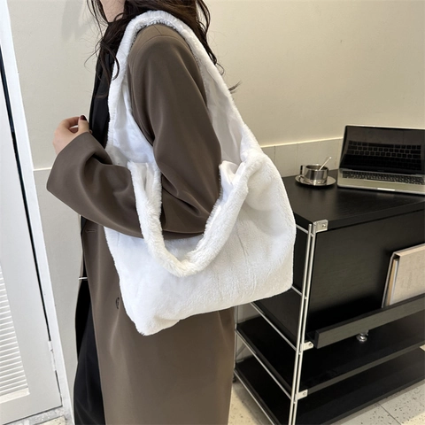 Sac Cabas en Peluche de Grande Capacité pour Femmes Sac à Épaule Doux pour Navette Style Coréen Sac à Main Hiver Automne