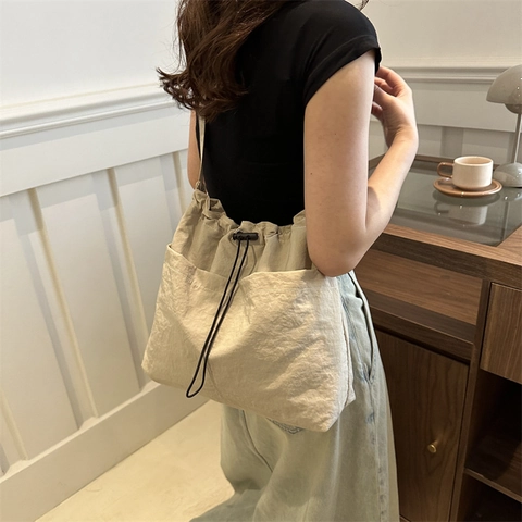 Sac à Épaule Décontracté en Cuir PU Grande Capacité Cordon de Serrage Sac Fourre-Tout Avec Pendentif en Peluche Mignon pour Trajet Quotidien Femme Sac d'École