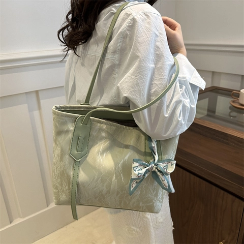 Sommer Neue Mode Große Kapazität Tote Bag Für Damen PU Leder Gefaltete Textur Umhängetasche Mit Seidenschal Dekor