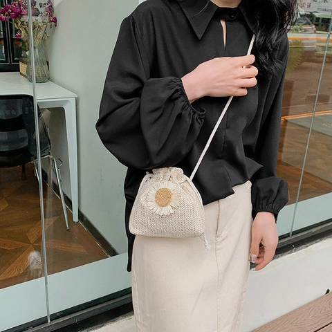 Women Summer Straw Woven Shoulder Bag Daisy Flower Drawstring Bucket Bag Casual Beach Vacation Handmade Crossbody Bag