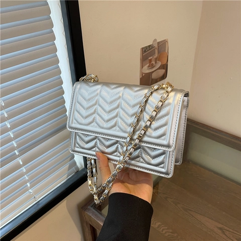 Damen Gesteppte Umhängetasche Trendy PU Leder Chevron Muster Schultertasche Mit Metallkette Quadratische Tasche Für Alltag