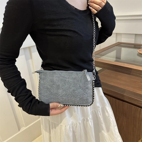 Borsa a Spalla da Donna in Pelle PU con Rivetti e Catena Cangiante Metallizzata Borsa a Tracolla Piccola Quadrata Casual