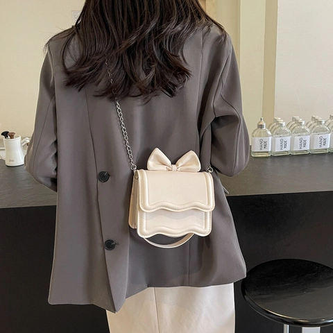 Fashion Women PU Leather Bowtie Shoulder Bag Small Square Crossbody Bag With Wave Edge Design Chain Handbag For Daily Matching